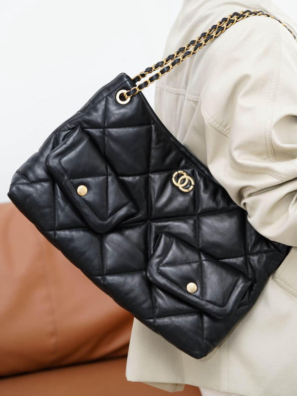 Manya Tote soma no īstas aitādas ar pārklājošu atvērumu, iekšējā telefona kabata un laminētā rāvējslēdzēja kabata