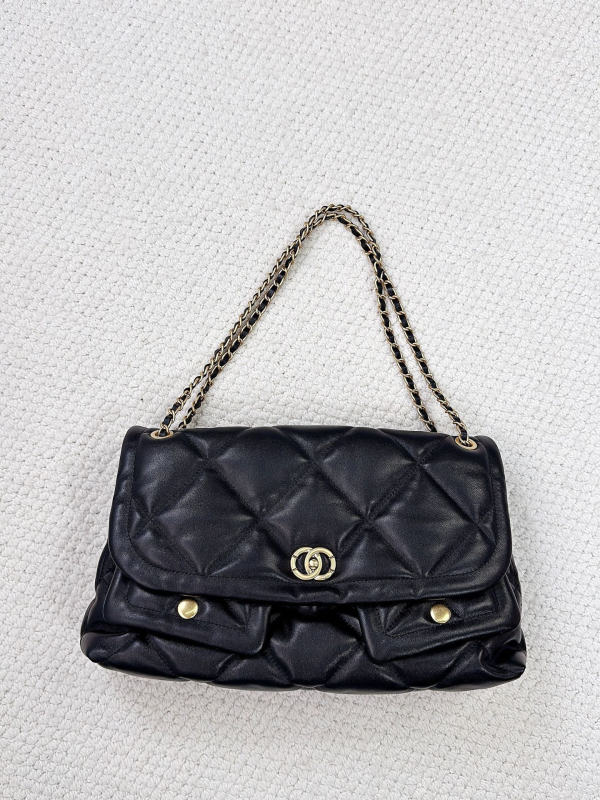 Manya Tote soma no īstas aitādas ar pārklājošu atvērumu, iekšējā telefona kabata un laminētā rāvējslēdzēja kabata