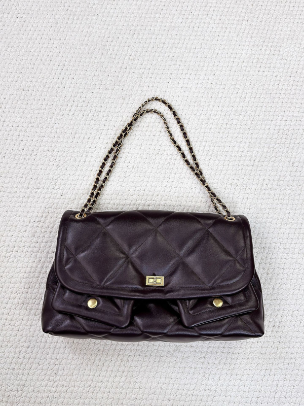 Manya Tote soma no īstas aitādas ar pārklājošu atvērumu, iekšējā telefona kabata un laminētā rāvējslēdzēja kabata