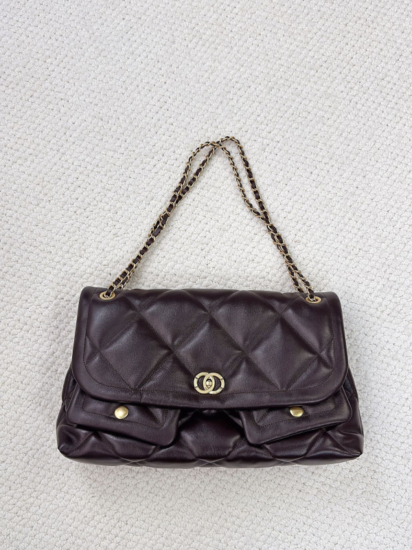 Manya Tote soma no īstas aitādas ar pārklājošu atvērumu, iekšējā telefona kabata un laminētā rāvējslēdzēja kabata