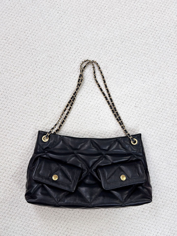 Manya Tote soma no īstas aitādas ar pārklājošu atvērumu, iekšējā telefona kabata un laminētā rāvējslēdzēja kabata