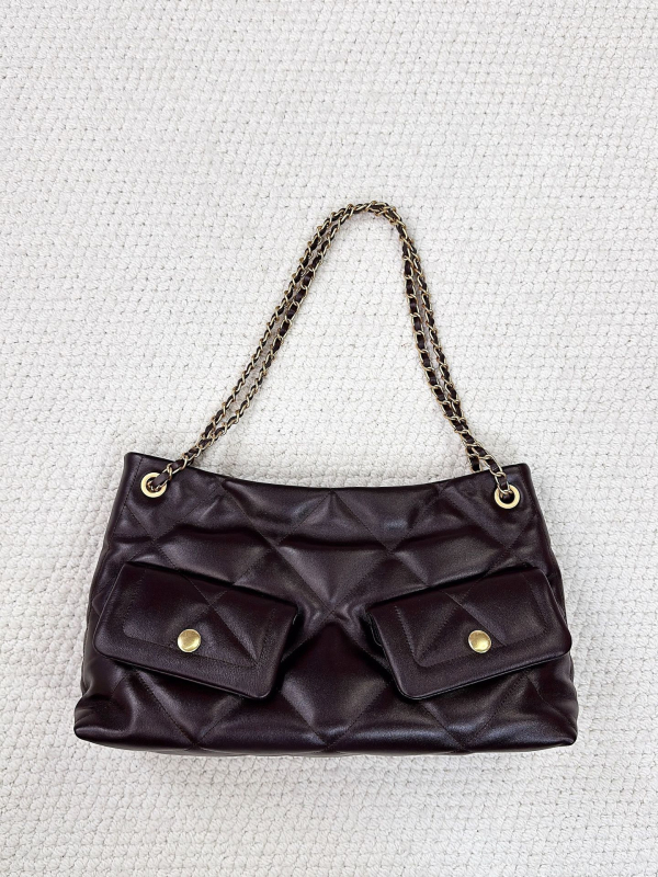 Manya Tote soma no īstas aitādas ar pārklājošu atvērumu, iekšējā telefona kabata un laminētā rāvējslēdzēja kabata