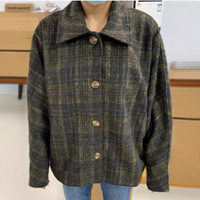 Vilnas jaka ar karainu rakstu, brīvā piegriezuma, bieza auduma, uzvalka apkakle, poliesteru maisījums 90–95%