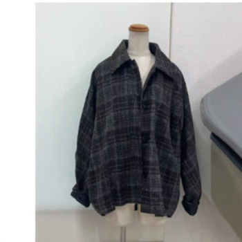 Vilnas jaka ar karainu rakstu, brīvā piegriezuma, bieza auduma, uzvalka apkakle, poliesteru maisījums 90–95%