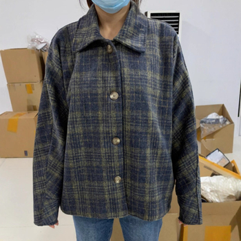 Vilnas jaka ar karainu rakstu, brīvā piegriezuma, bieza auduma, uzvalka apkakle, poliesteru maisījums 90–95%