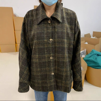 Vilnas jaka ar karainu rakstu, brīvā piegriezuma, bieza auduma, uzvalka apkakle, poliesteru maisījums 90–95%