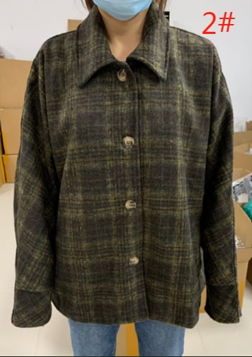 Vilnas jaka ar karainu rakstu, brīvā piegriezuma, bieza auduma, uzvalka apkakle, poliesteru maisījums 90–95%