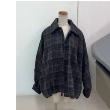 Vilnas jaka ar karainu rakstu, brīvā piegriezuma, bieza auduma, uzvalka apkakle, poliesteru maisījums 90–95%