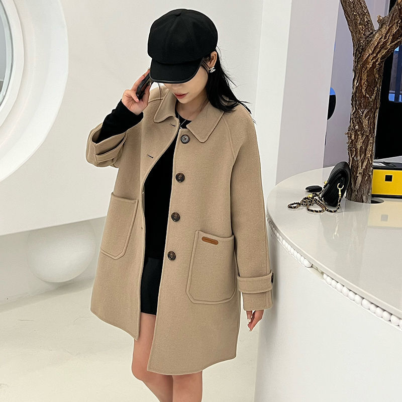Γυναικείο διπλής όψης παλτό από μαλλί, μεσαίου μήκους, γιακά τύπου κουκλάκι, χαλαρή εφαρμογή, μανίκια 3/4.