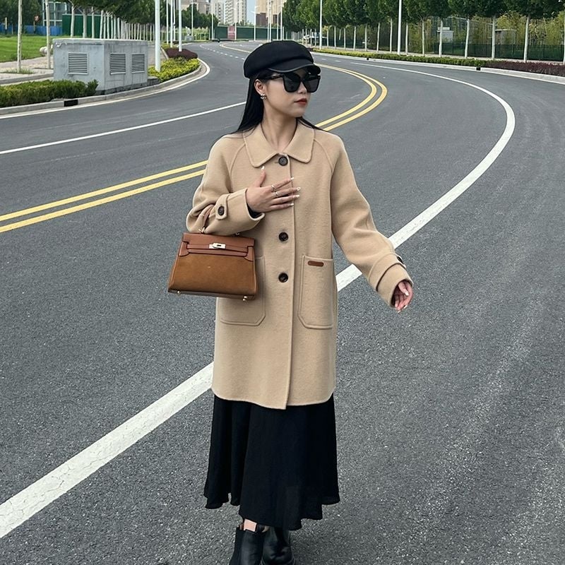 Γυναικείο διπλής όψης παλτό από μαλλί, μεσαίου μήκους, γιακά τύπου κουκλάκι, χαλαρή εφαρμογή, μανίκια 3/4.