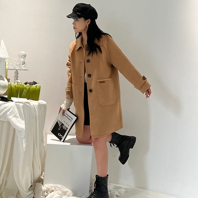 Γυναικείο διπλής όψης παλτό από μαλλί, μεσαίου μήκους, γιακά τύπου κουκλάκι, χαλαρή εφαρμογή, μανίκια 3/4.