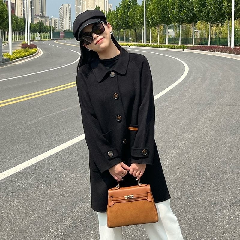 Γυναικείο διπλής όψης παλτό από μαλλί, μεσαίου μήκους, γιακά τύπου κουκλάκι, χαλαρή εφαρμογή, μανίκια 3/4.