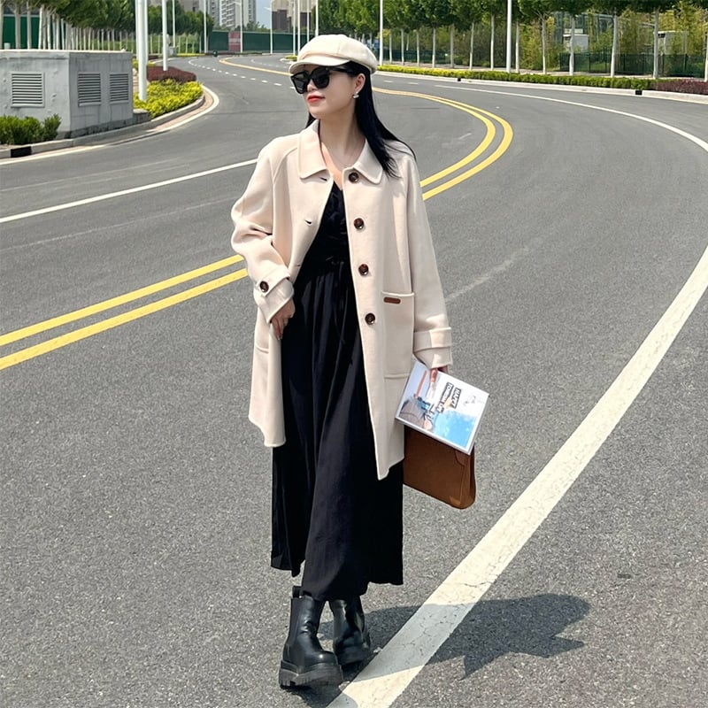 Γυναικείο διπλής όψης παλτό από μαλλί, μεσαίου μήκους, γιακά τύπου κουκλάκι, χαλαρή εφαρμογή, μανίκια 3/4.