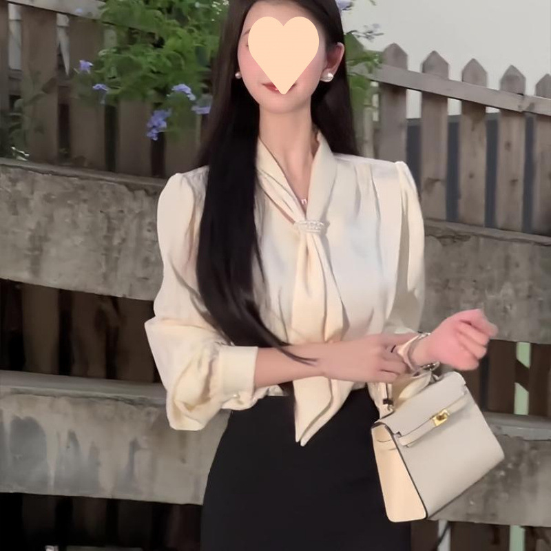 Kostim s suknjom i košulom s visokim strukom i prorezom — elegantan gradski stil, akrilna vlakna, proljeće 2025, Norns girl