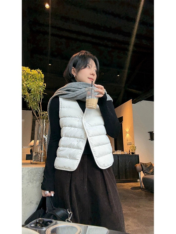 Sieviešu pūku vesti – goose down 86–90%, neilona audums, V kakls, vienas rindu pogas, garums 50–65 cm