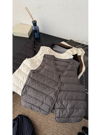 Sieviešu pūku vesti – goose down 86–90%, neilona audums, V kakls, vienas rindu pogas, garums 50–65 cm