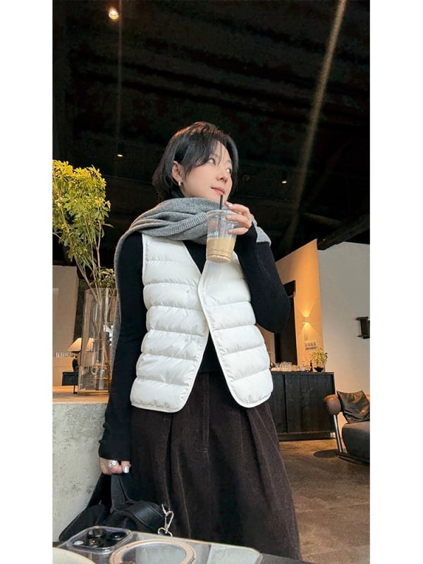 Sieviešu pūku vesti – goose down 86–90%, neilona audums, V kakls, vienas rindu pogas, garums 50–65 cm