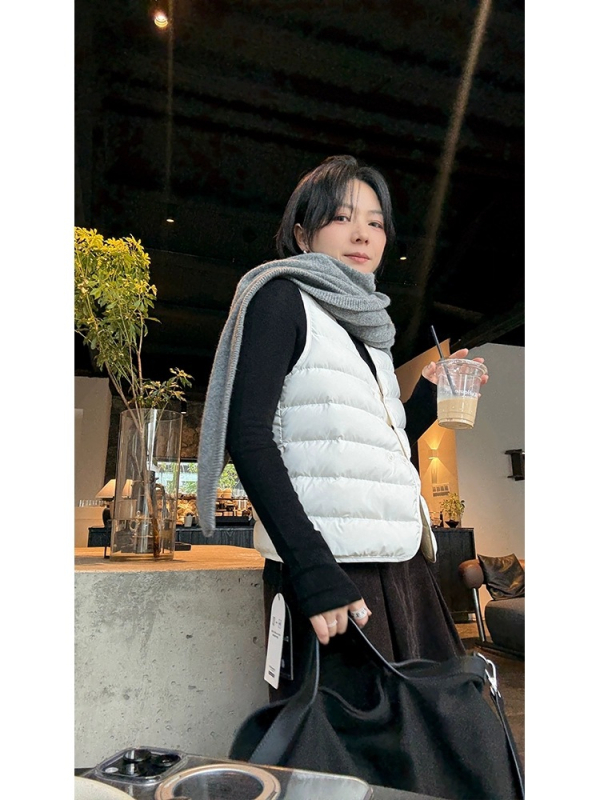 Sieviešu pūku vesti – goose down 86–90%, neilona audums, V kakls, vienas rindu pogas, garums 50–65 cm