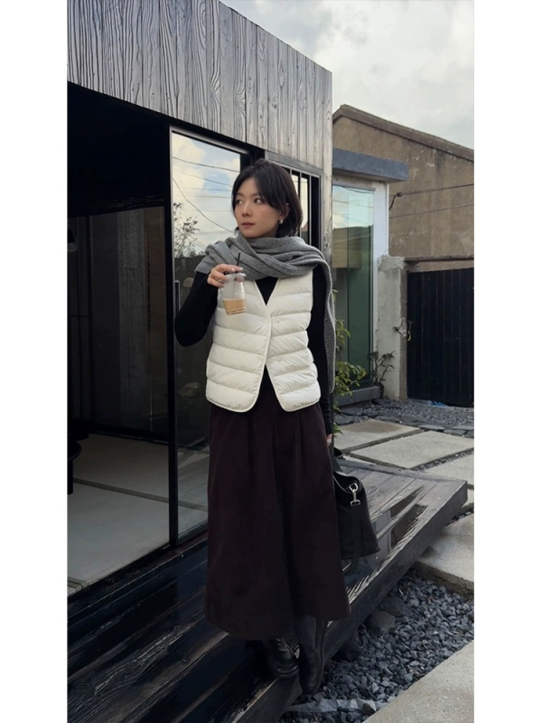 Sieviešu pūku vesti – goose down 86–90%, neilona audums, V kakls, vienas rindu pogas, garums 50–65 cm