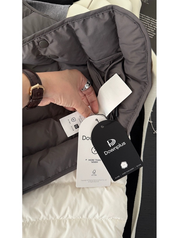 Sieviešu pūku vesti – goose down 86–90%, neilona audums, V kakls, vienas rindu pogas, garums 50–65 cm