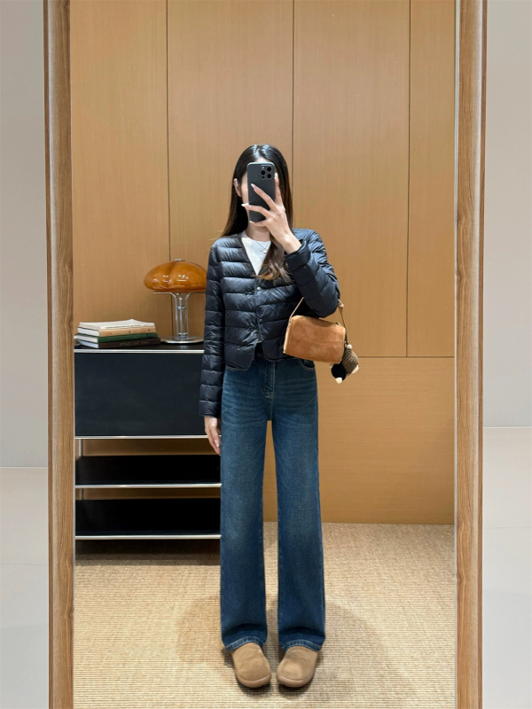 Sieviešu pūku vesti – goose down 86–90%, neilona audums, V kakls, vienas rindu pogas, garums 50–65 cm