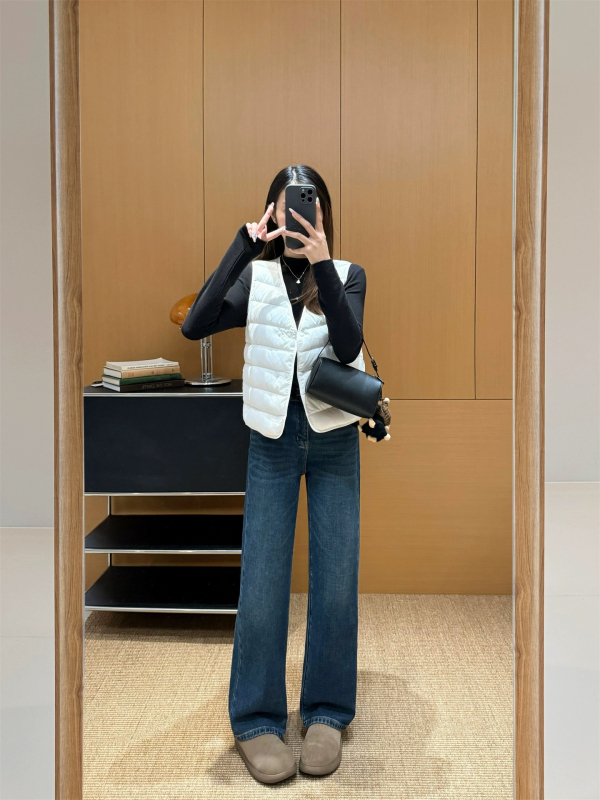 Sieviešu pūku vesti – goose down 86–90%, neilona audums, V kakls, vienas rindu pogas, garums 50–65 cm