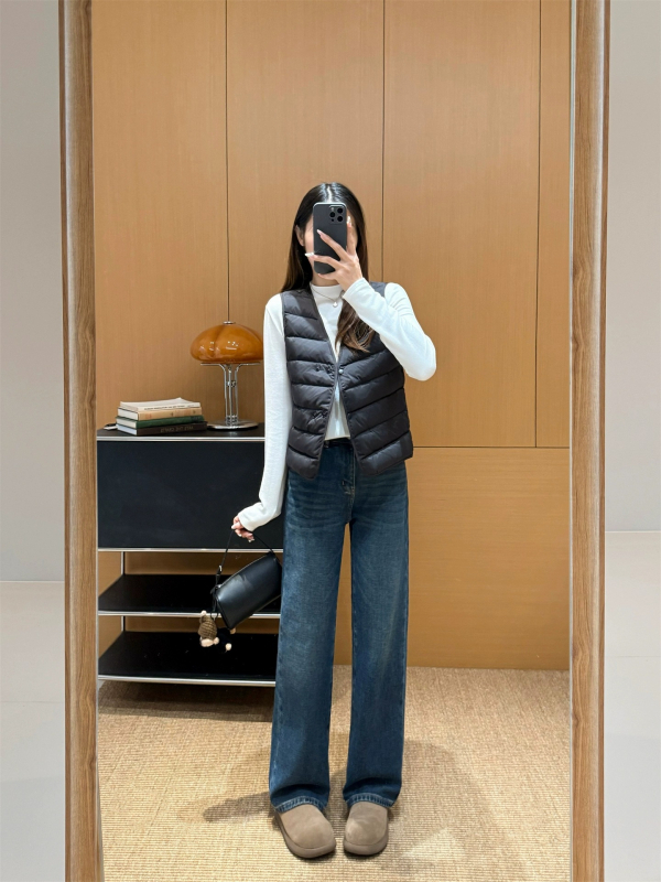 Sieviešu pūku vesti – goose down 86–90%, neilona audums, V kakls, vienas rindu pogas, garums 50–65 cm