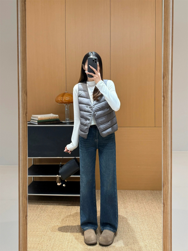 Sieviešu pūku vesti – goose down 86–90%, neilona audums, V kakls, vienas rindu pogas, garums 50–65 cm