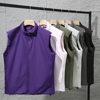 Vastag poliészter töltetű pamutkeverék mellény vízlepergető és szélvédő technológiával, őszi-téli szezon, kapucni nélkül, oldalsó zsebek, felnőtteknek