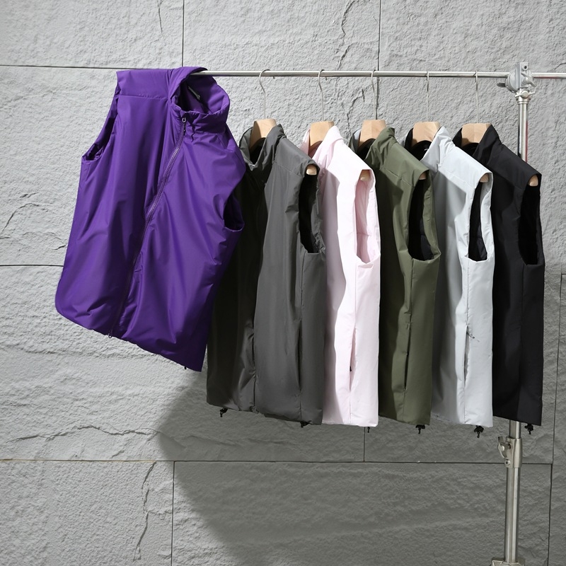 Vastag poliészter töltetű pamutkeverék mellény vízlepergető és szélvédő technológiával, őszi-téli szezon, kapucni nélkül, oldalsó zsebek, felnőtteknek