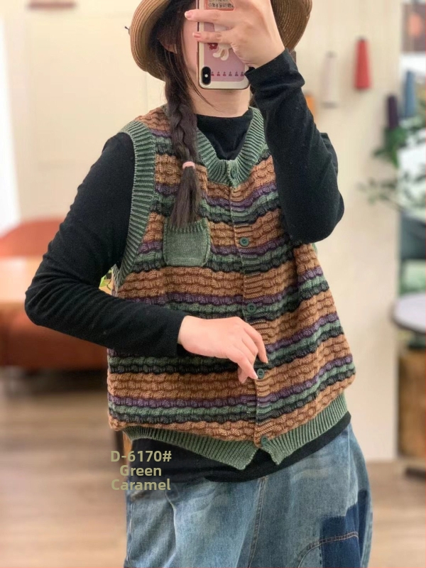 Raibā bez piedurknēm veste ar vienas rindas pogu, bez apkakles, kokvilnas adījums