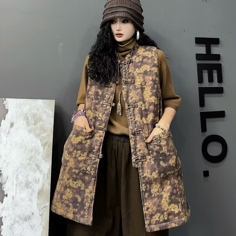 Kokvilnas veste ar retro ziedu patchwork motīvu, vidēja garuma, apļveida kakla izgriezums, rudens 2025, 90–95% kokvilna