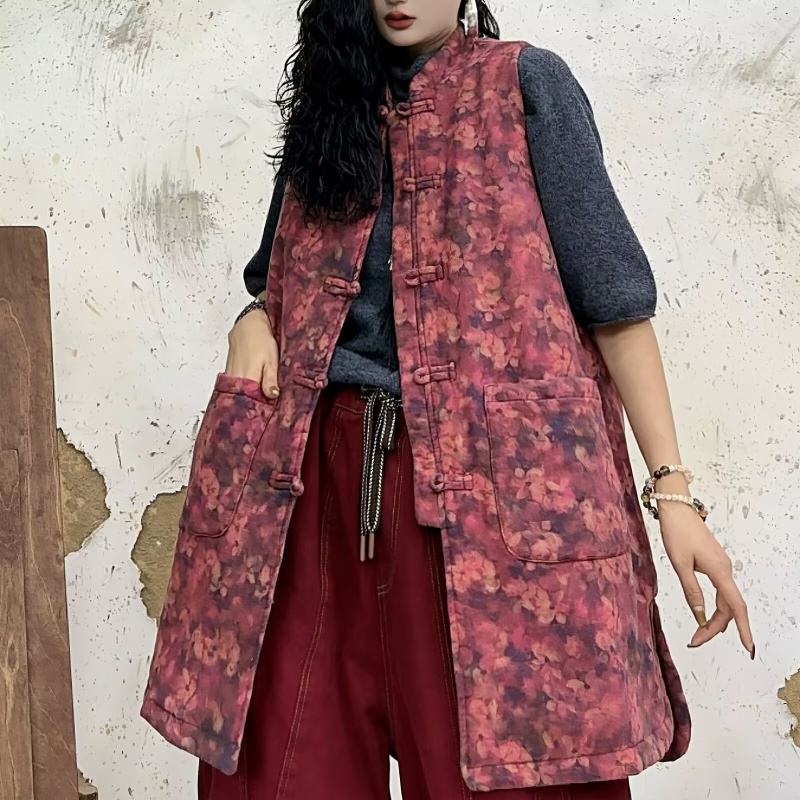 Kokvilnas veste ar retro ziedu patchwork motīvu, vidēja garuma, apļveida kakla izgriezums, rudens 2025, 90–95% kokvilna