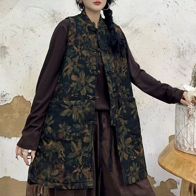 Kokvilnas veste ar retro ziedu patchwork motīvu, vidēja garuma, apļveida kakla izgriezums, rudens 2025, 90–95% kokvilna