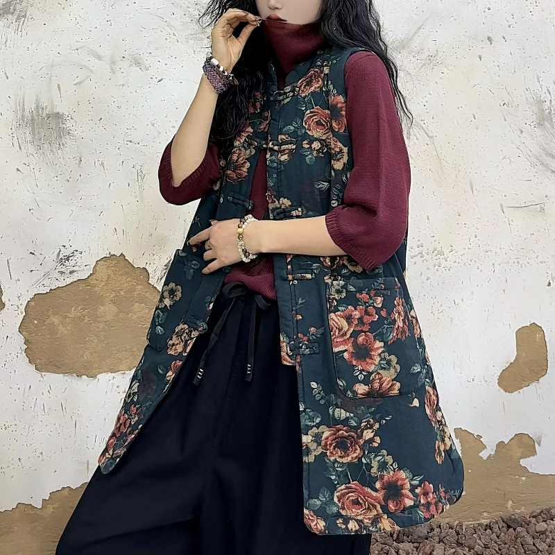 Kokvilnas veste ar retro ziedu patchwork motīvu, vidēja garuma, apļveida kakla izgriezums, rudens 2025, 90–95% kokvilna