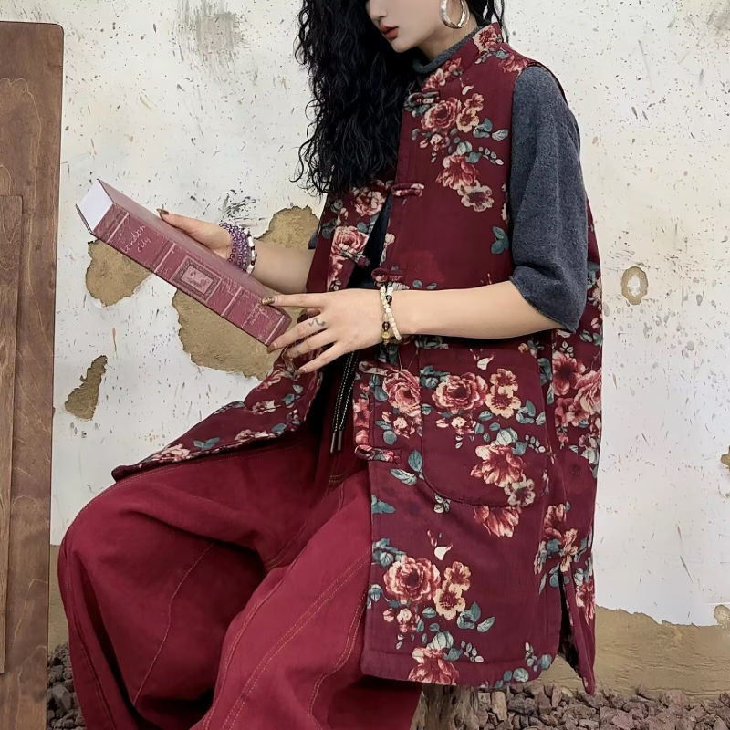 Kokvilnas veste ar retro ziedu patchwork motīvu, vidēja garuma, apļveida kakla izgriezums, rudens 2025, 90–95% kokvilna