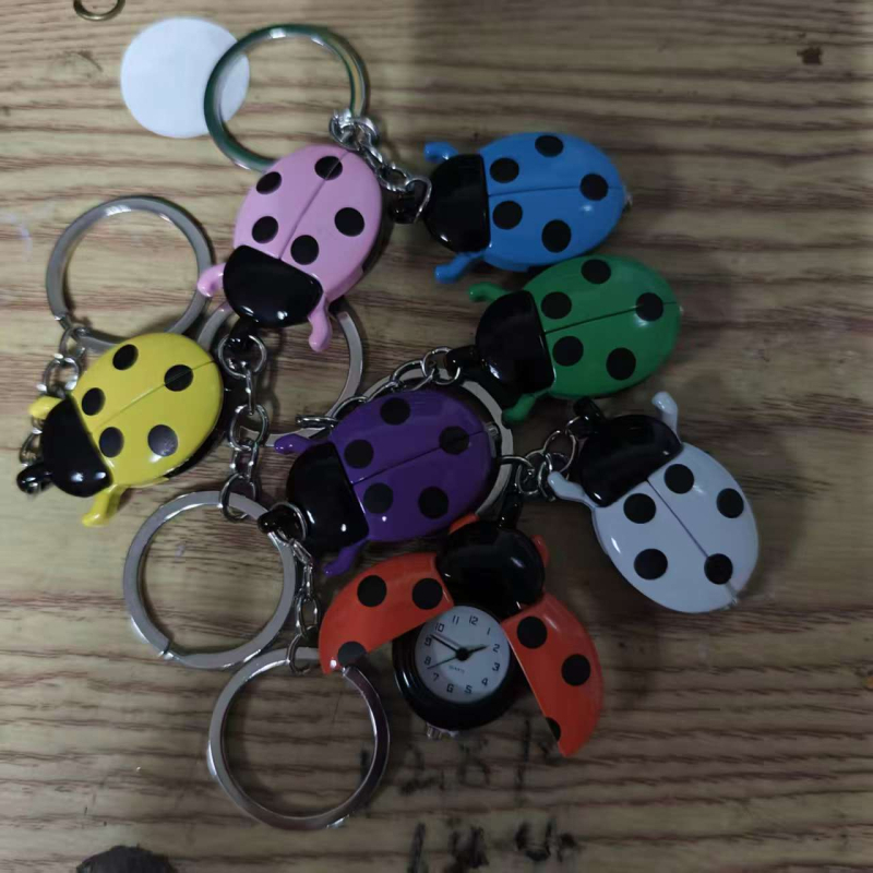 Katicabogár motívumú kvarc zsebóra, fém tokkal, organikus üvegből készült tükör, mutató kijelző, testreszabható