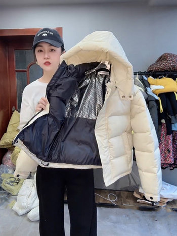 Moteriška trumpa medvilninė pūkinė striukė su 71–80% medvilnės užpildo, išorė iš šilko aksomo, užtrauktukas, ilgos rankovės, polo apykaklė, vienos spalvos, žiema 2025, karališkos sesers stilius