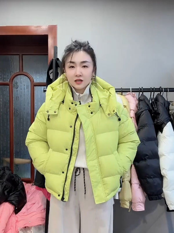 Moteriška trumpa medvilninė pūkinė striukė su 71–80% medvilnės užpildo, išorė iš šilko aksomo, užtrauktukas, ilgos rankovės, polo apykaklė, vienos spalvos, žiema 2025, karališkos sesers stilius