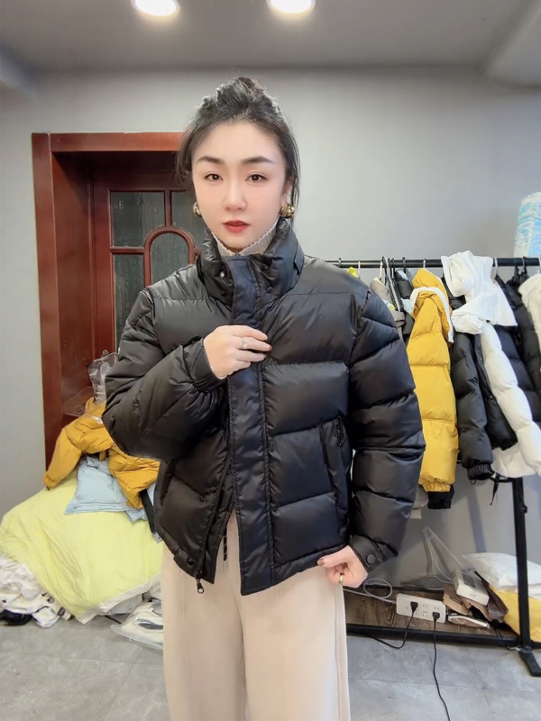 Moteriška trumpa medvilninė pūkinė striukė su 71–80% medvilnės užpildo, išorė iš šilko aksomo, užtrauktukas, ilgos rankovės, polo apykaklė, vienos spalvos, žiema 2025, karališkos sesers stilius