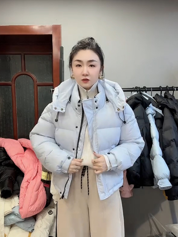 Moteriška trumpa medvilninė pūkinė striukė su 71–80% medvilnės užpildo, išorė iš šilko aksomo, užtrauktukas, ilgos rankovės, polo apykaklė, vienos spalvos, žiema 2025, karališkos sesers stilius