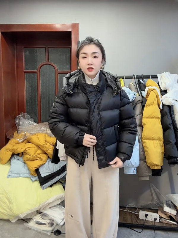 Moteriška trumpa medvilninė pūkinė striukė su 71–80% medvilnės užpildo, išorė iš šilko aksomo, užtrauktukas, ilgos rankovės, polo apykaklė, vienos spalvos, žiema 2025, karališkos sesers stilius