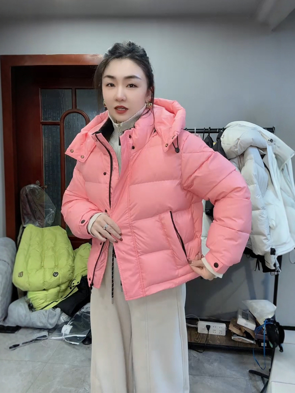 Moteriška trumpa medvilninė pūkinė striukė su 71–80% medvilnės užpildo, išorė iš šilko aksomo, užtrauktukas, ilgos rankovės, polo apykaklė, vienos spalvos, žiema 2025, karališkos sesers stilius