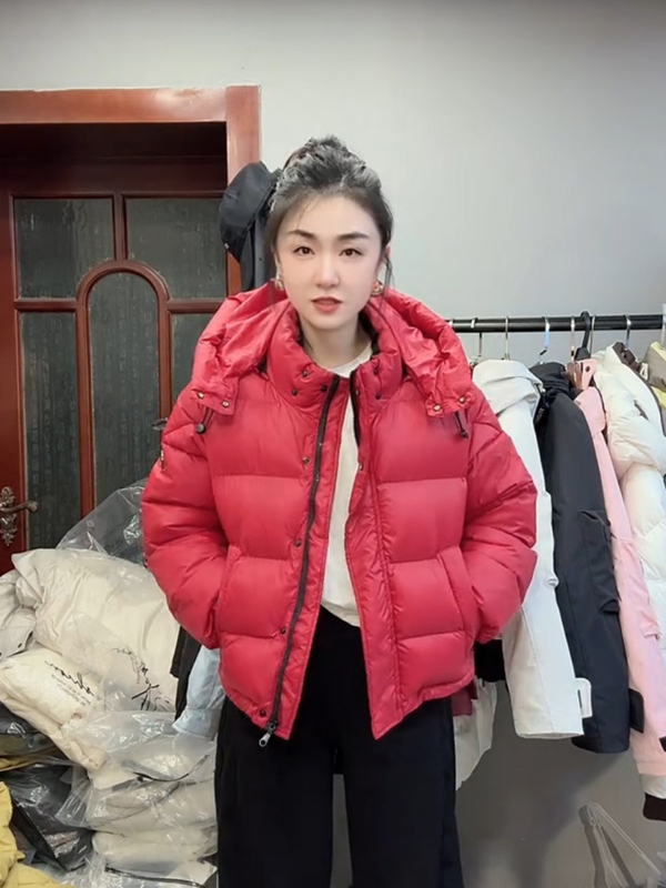 Moteriška trumpa medvilninė pūkinė striukė su 71–80% medvilnės užpildo, išorė iš šilko aksomo, užtrauktukas, ilgos rankovės, polo apykaklė, vienos spalvos, žiema 2025, karališkos sesers stilius