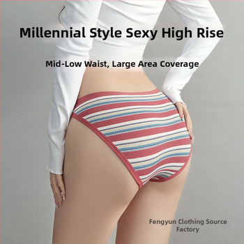 Pamukaste ženske gaćice s niskim strukom, prugast uzorak i srcolasti kopčasti zatvarač; prozračne i antibakterijske