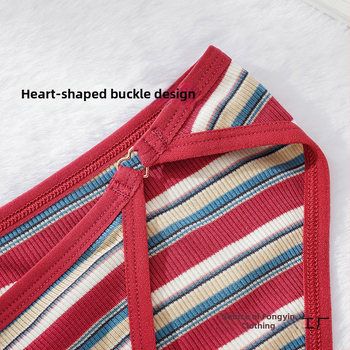 Pamukaste ženske gaćice s niskim strukom, prugast uzorak i srcolasti kopčasti zatvarač; prozračne i antibakterijske