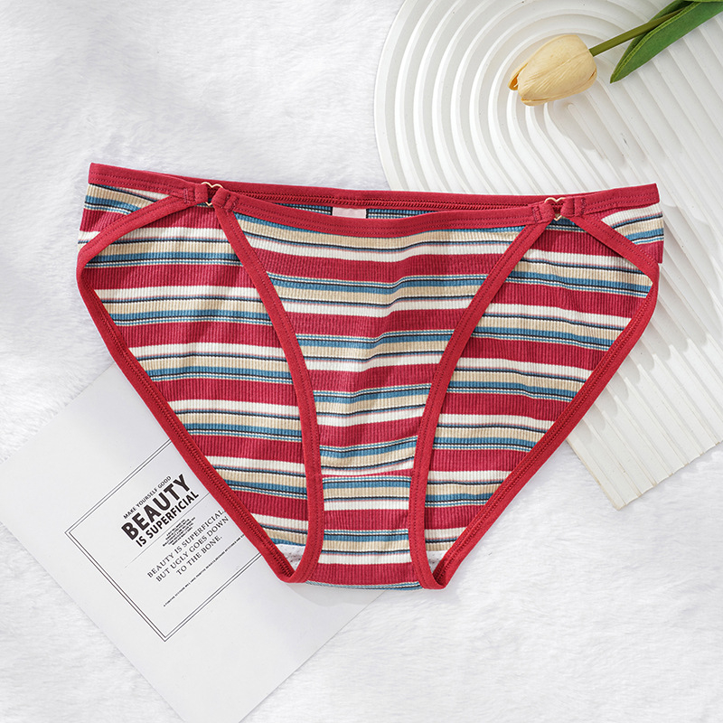 Pamukaste ženske gaćice s niskim strukom, prugast uzorak i srcolasti kopčasti zatvarač; prozračne i antibakterijske