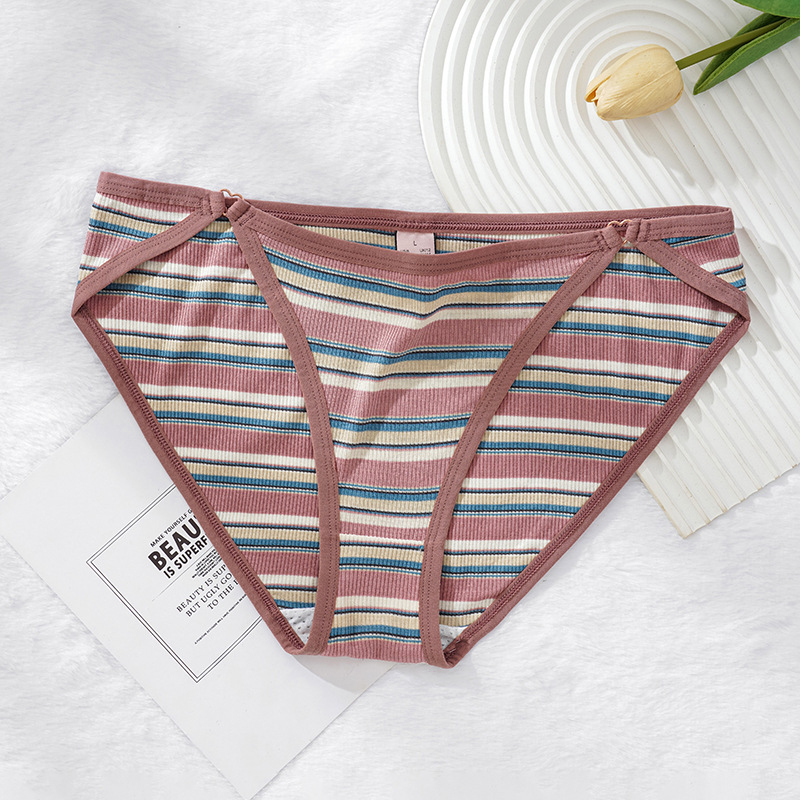 Pamukaste ženske gaćice s niskim strukom, prugast uzorak i srcolasti kopčasti zatvarač; prozračne i antibakterijske