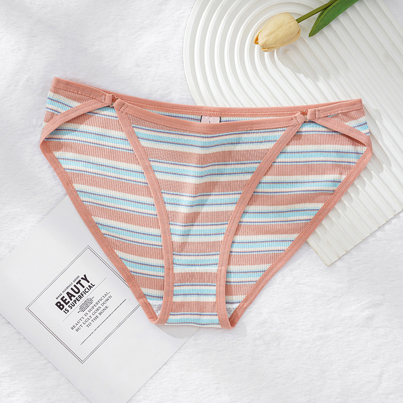 Pamukaste ženske gaćice s niskim strukom, prugast uzorak i srcolasti kopčasti zatvarač; prozračne i antibakterijske