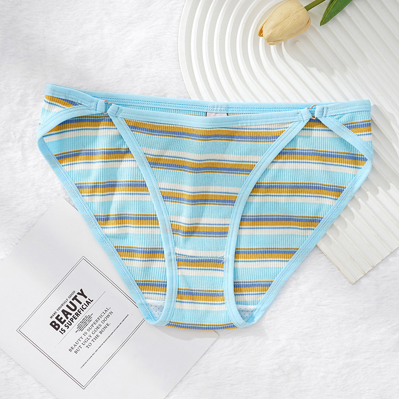 Pamukaste ženske gaćice s niskim strukom, prugast uzorak i srcolasti kopčasti zatvarač; prozračne i antibakterijske